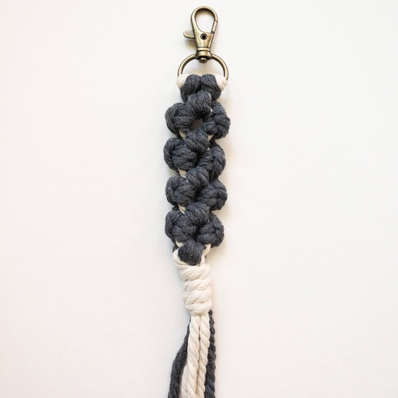 Macramé Flower Keychain - Handmade - Picture 6 of 7